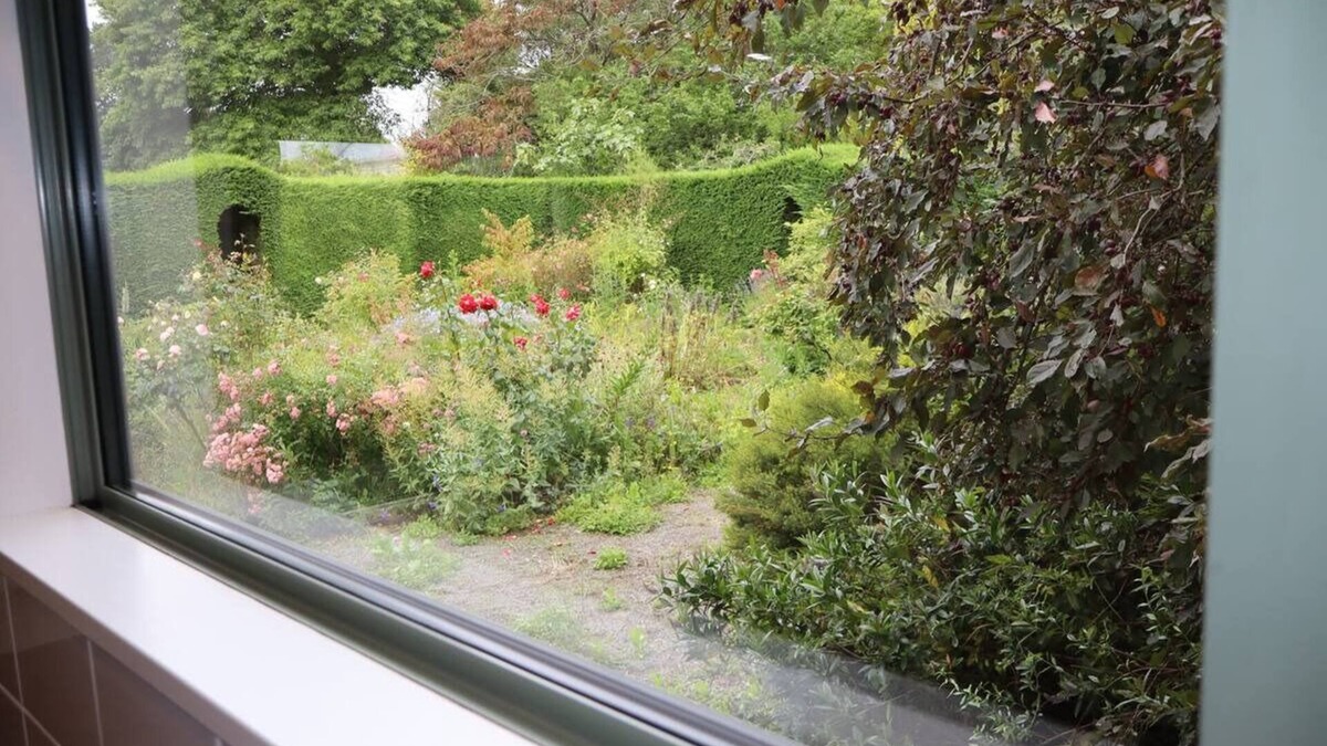 Leithfield Cottage | Garden View Country Cottage