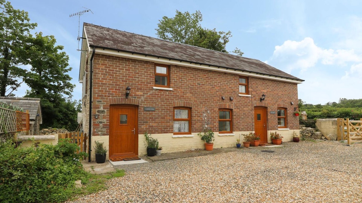 Llanybydder Cottage | GARDEN VIEW, pet friendly, country holiday cottage in Llanybydder