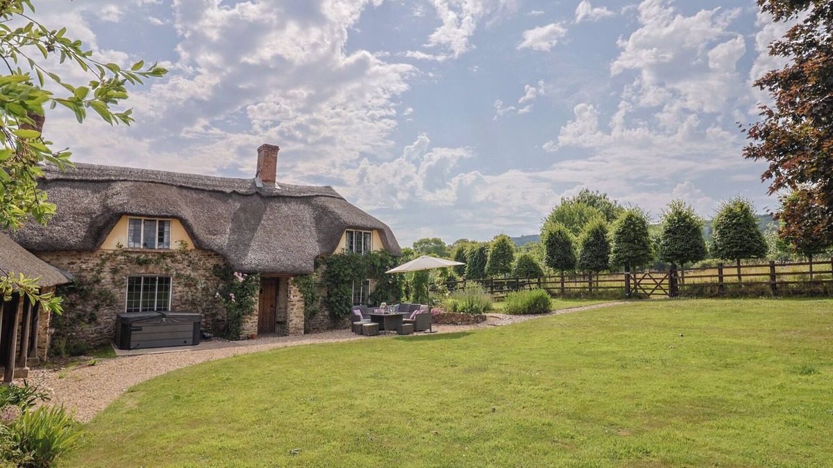 West Buckland Cottage | GARDEN VIEW, pet friendly, character holiday cottage in Wellington