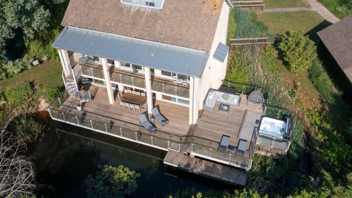 Cirencester House | Garden Villa - CW70 - HOT TUB - Lakeside Spa