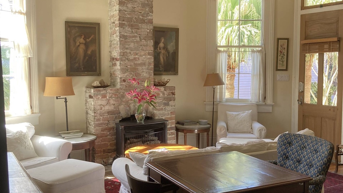 Esplanade Ridge Cottage | Garden, walkable, stylish, dog friendly, off-street parking, near French Quarter