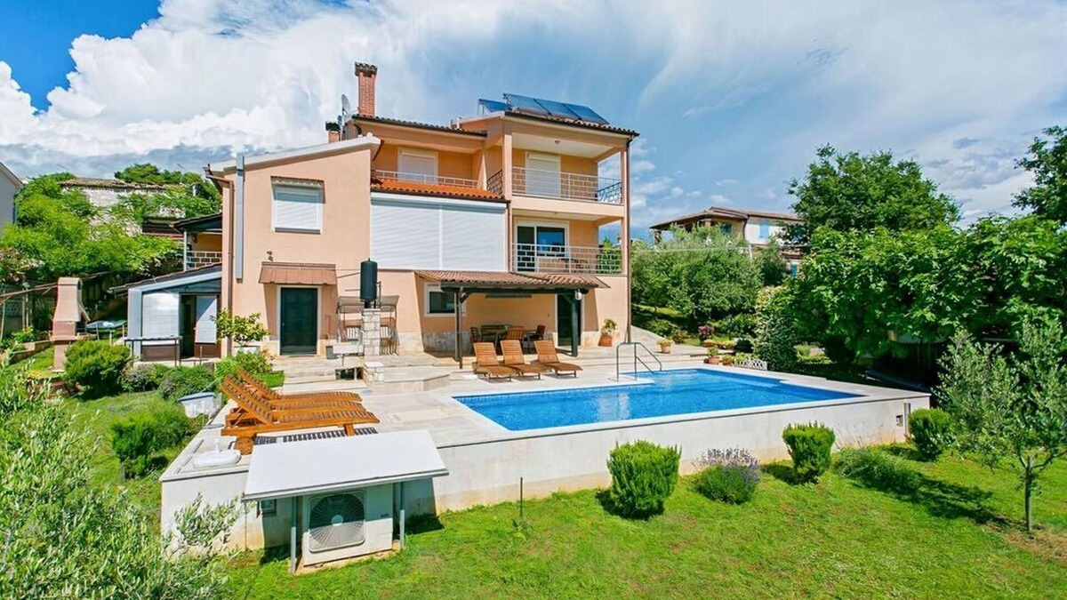 Fuskulin Apartment | Garden with pool and barbecue, air conditioning, wifi, quiet location