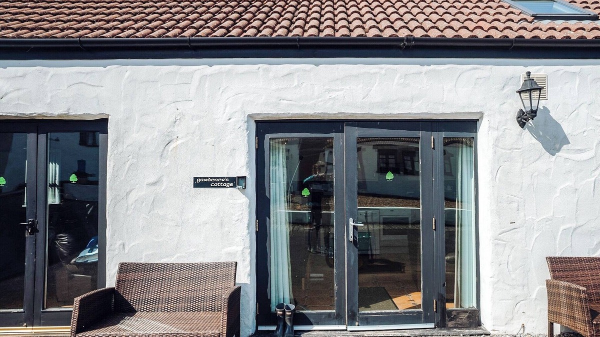 Lydstep Cottage | Gardener's Cottage - UK6713
