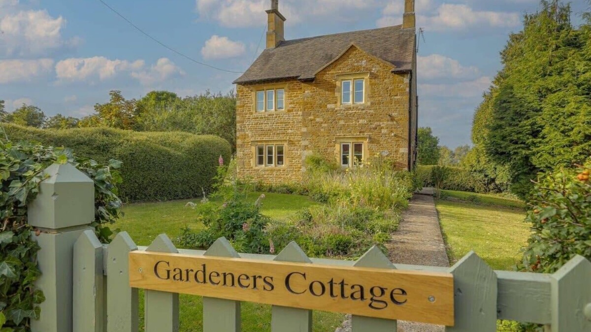 Medbourne House | Gardeners Cottage - Hot Tub Packages Available