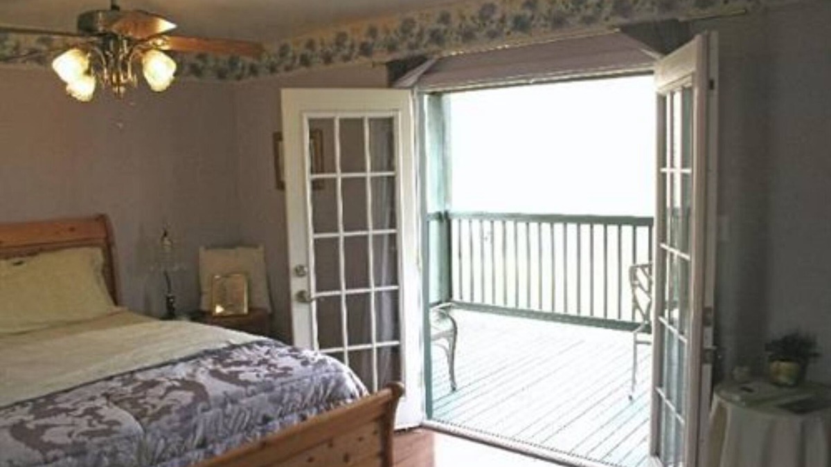Gardner Cottage | Gardeners Cottage-King-Balcony-Jetted Tub -Cottage