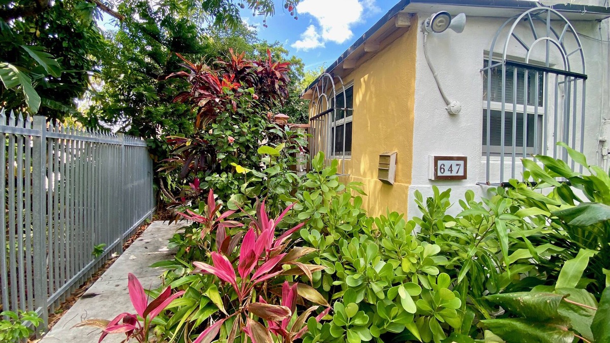 Northeast Miami Cottage | Gardolinos Cottage near the bay