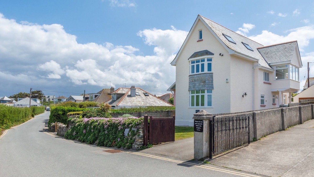 Trevone House | Garendon - Five Bedroom House, Sleeps 11
