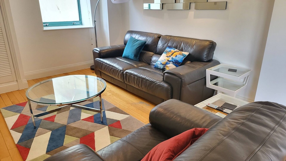 Brondesbury Apartment | Garland Two Bedroom Apartment 1Min Walk to Station