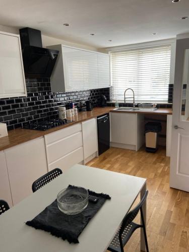 Mosborough House | Garland way 2 bed house Sheffield free parking 5 min from m1