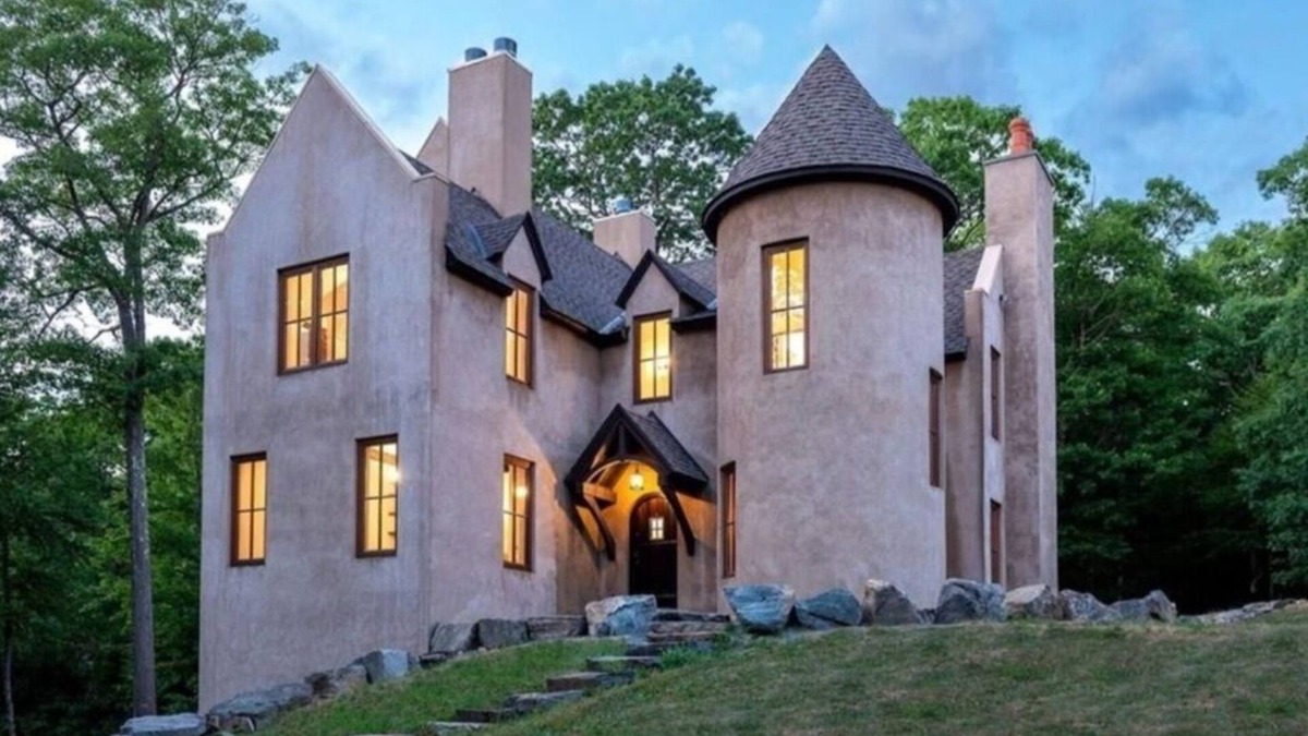 Garrison House | Garrison Castle Retreat 5B/4B Fireplace Pond Hike