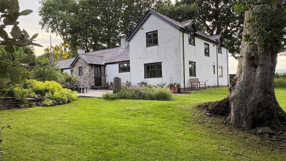 Denbigh Cottage | GARTH COTTAGE, pet friendly, luxury holiday cottage in Denbigh