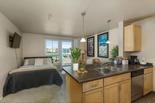 East Village Apartment | Gaslamp Cozy Suit with Free Parking, Pool, Hot Tub