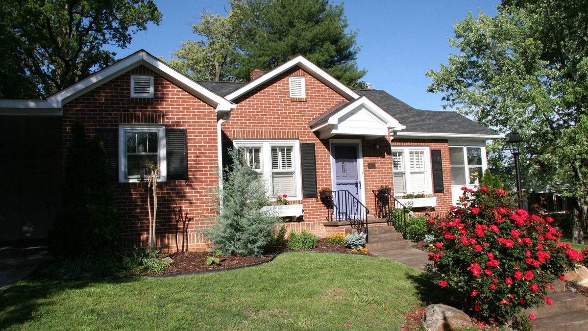 Hyman Heights Historic District Cottage | GASLIGHT COTTAGE - Downtown Hendersonville