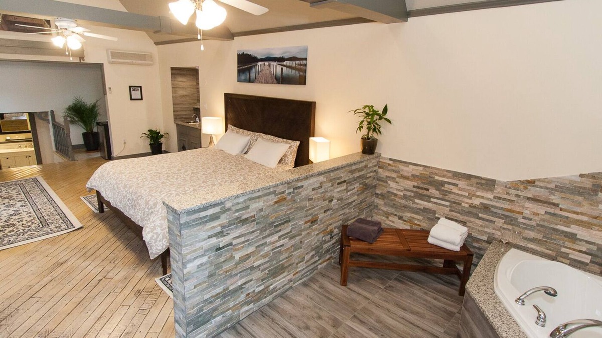Wolfville House | Gaspereau Suite - 2 Seat Jacuzzi, KingBd, Downtown