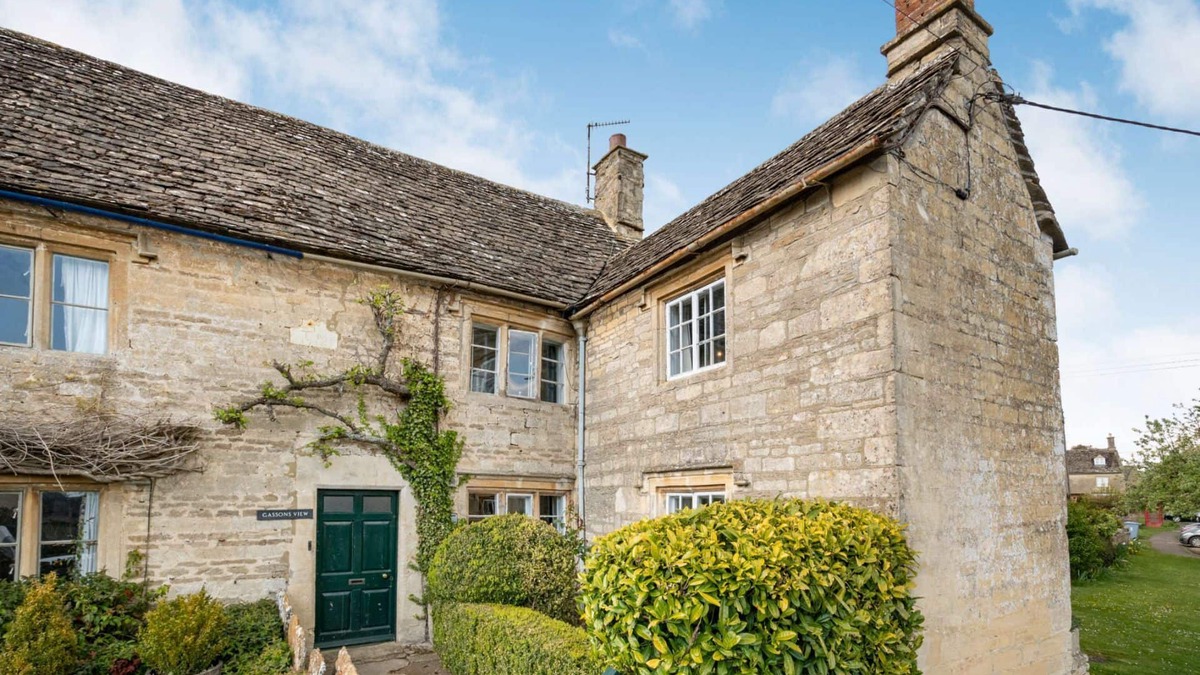 Filkins Cottage | Gassons View - a cottage that sleeps 8 guests in 4 bedrooms