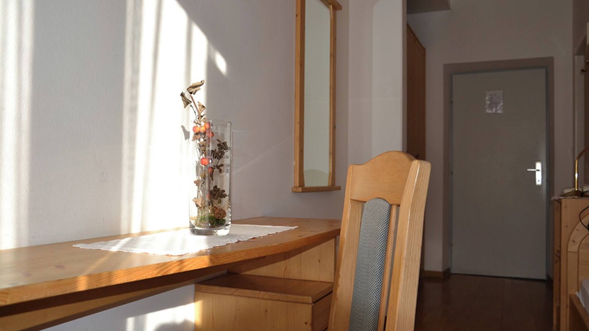 Santa Valburga Apartment | Gasthof Kirchsteiger 'Zimmer 10' with Lake View, Shared Terrace and Wi-Fi