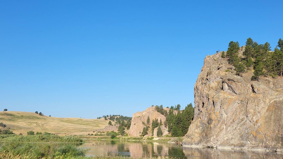 Cascade House | Gate House cozy cottage on the Missouri River, beautiful spot to fish and relax!