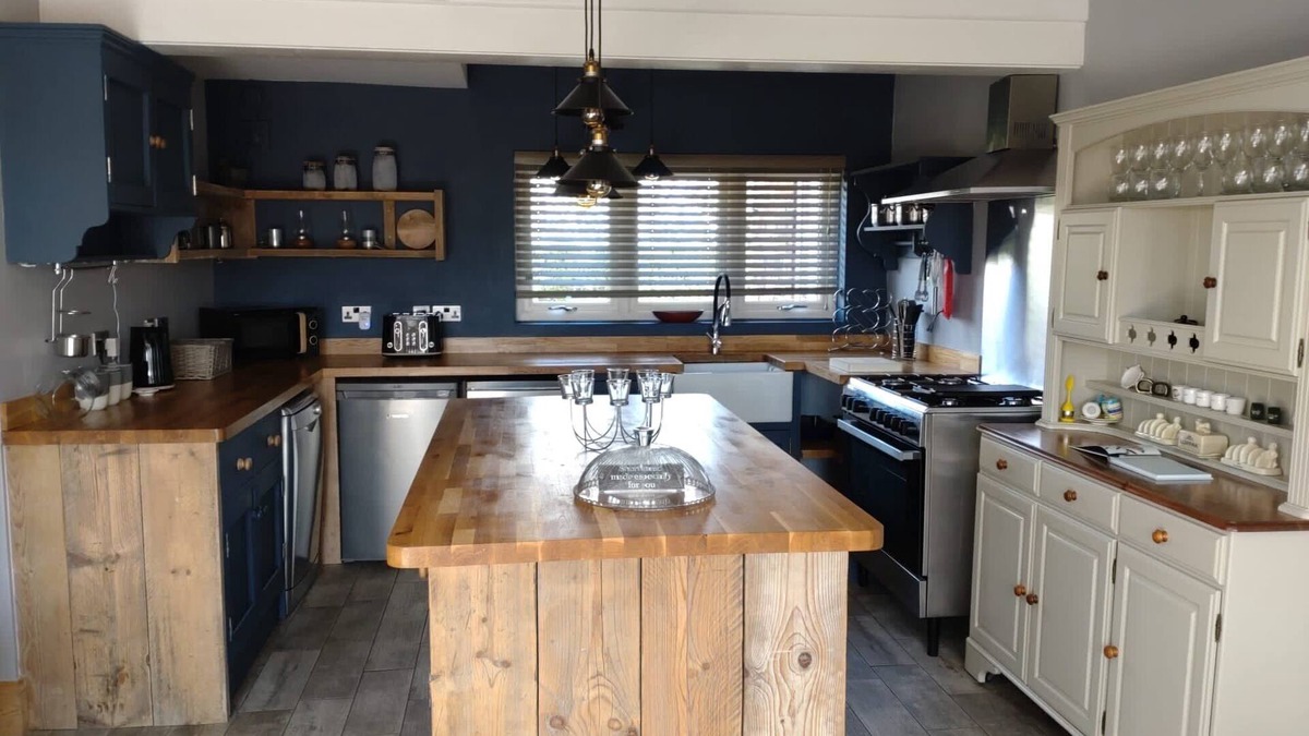 Woodhall Spa House | Gate House - entire home located on the riverside in Woodhall Spa with a hot tub & games room