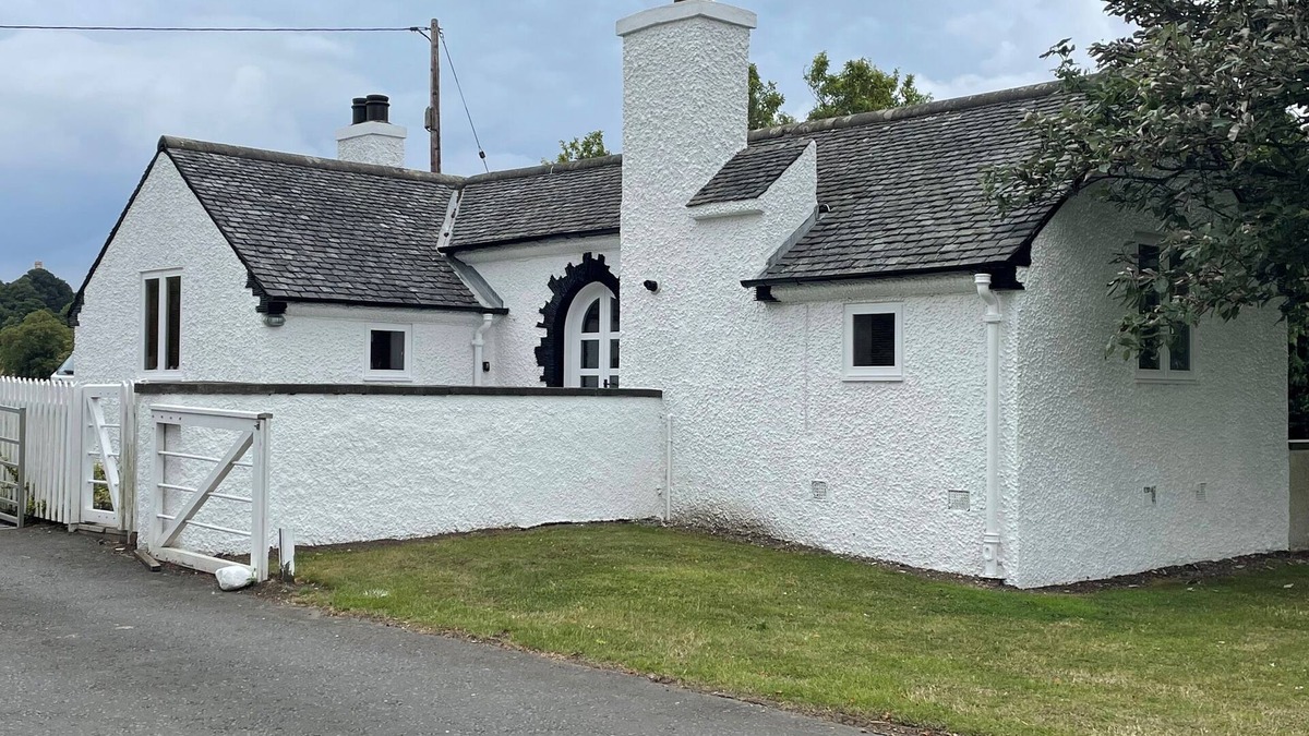 Newton Cottage | GATE LODGE, pet friendly, character holiday cottage in Linlithgow