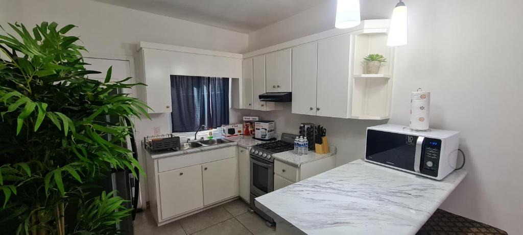 Oriente House | GATED AND VERY SECURED WHITE HOUSE 6 MINS FROM THE BEACH