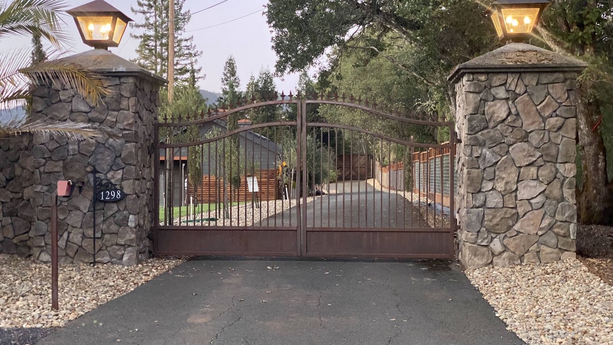 Redwood Valley Apartment | Gated Estate-Master Bedroom w/Full Bath with Private Spa