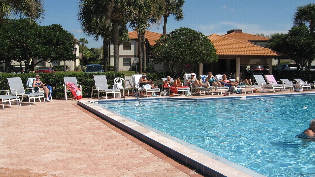 Ventura Condo | Gated golf community. Free wifi & Cable. King Bed and Heated pool.