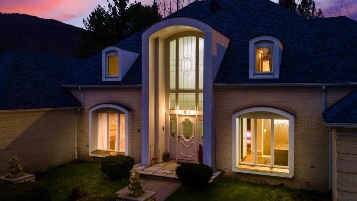 Andover House | Gated Mansion: Basketball Court, Movie Theater, Views, & free vineyard tours !