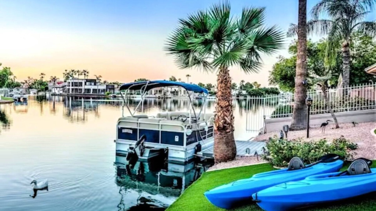 Val Vista Lakes House | GATED1Story LUX Val Vista Lakefront:Salt Pool,Boat,Spa,Kayaks,Paddleboards,Bikes