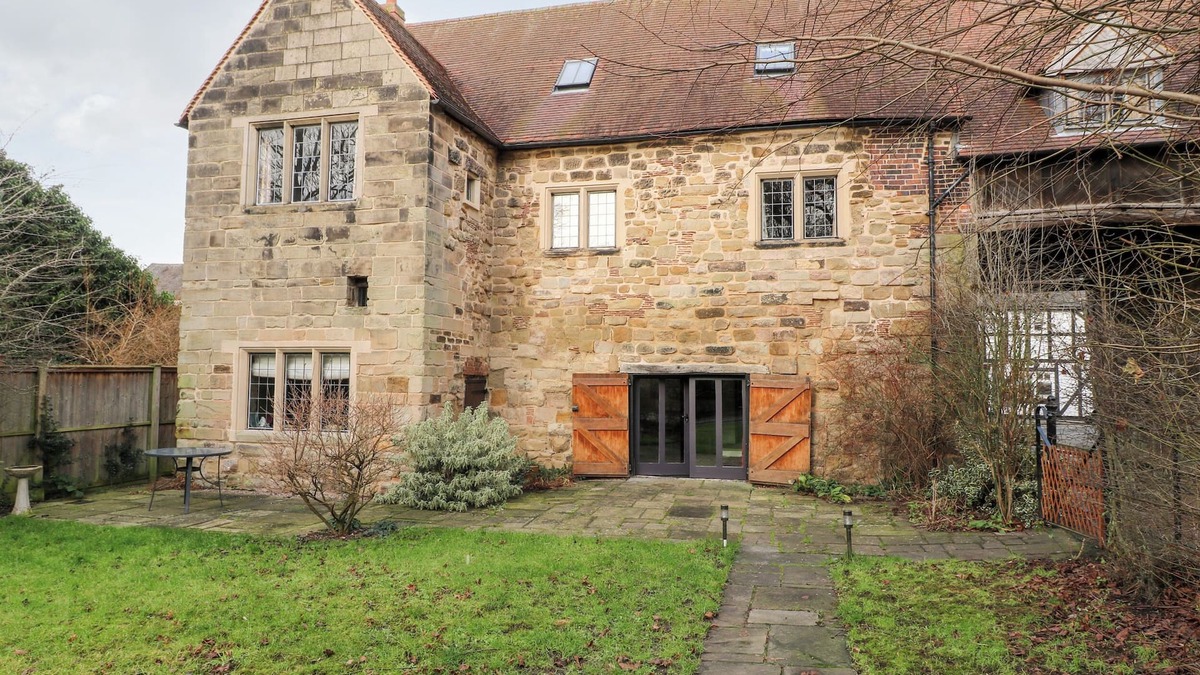 Polesworth Cottage | GATEHOUSE CROFT, pet friendly, with open fire in Polesworth