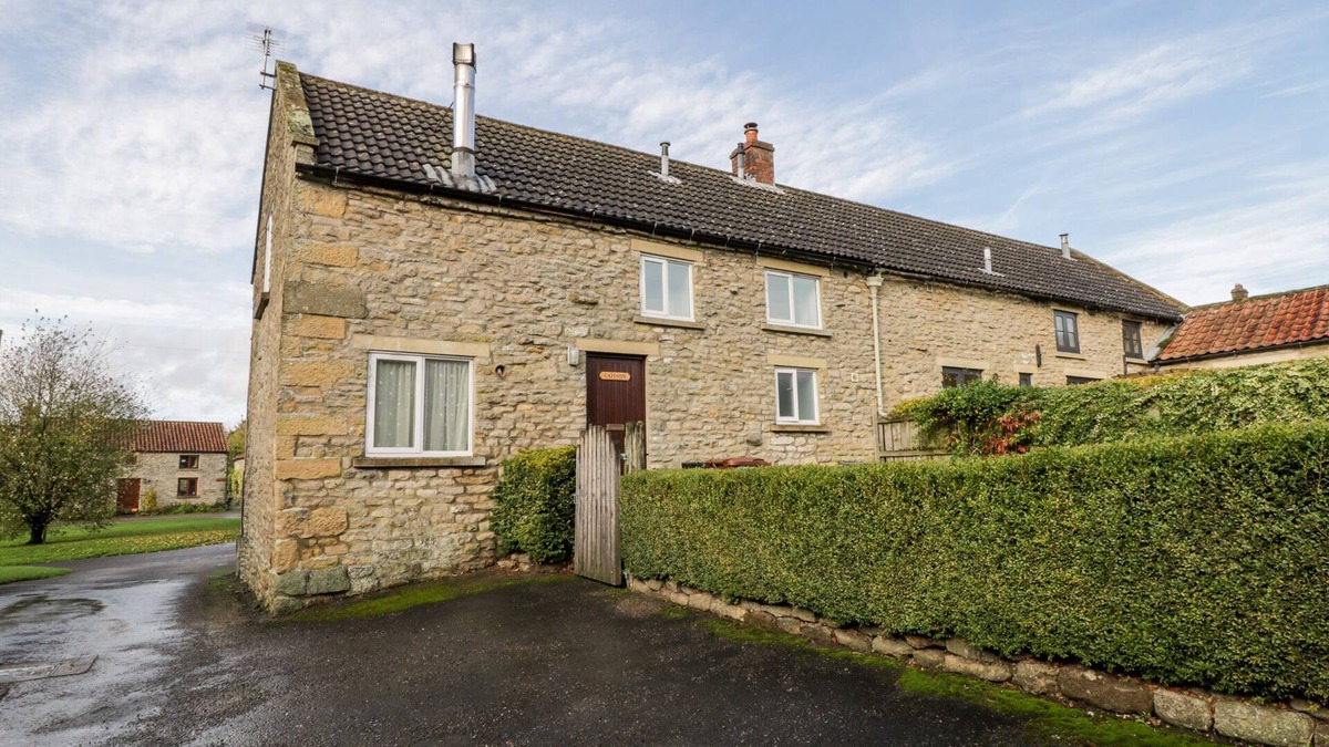 Newton-on-Rawcliffe Cottage | GATESIDE, character holiday cottage, with open fire in Pickering