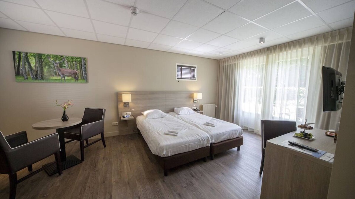 Beekbergen-West Hotel | Gateway to Nature Reserves, Monkey Parks, and Dutch Heritage! Free Parking!