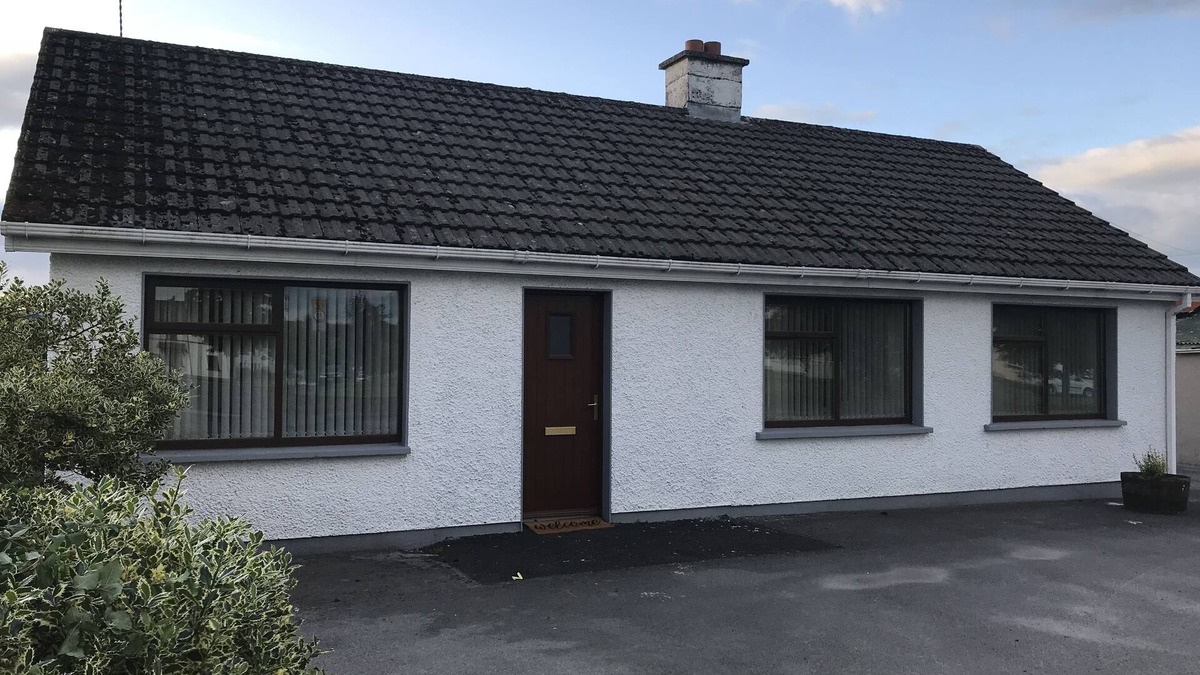 Ballybofey Cottage | Gateway to the Wild Atlantic Way and Causeway Coast. Pet friendly town home.
