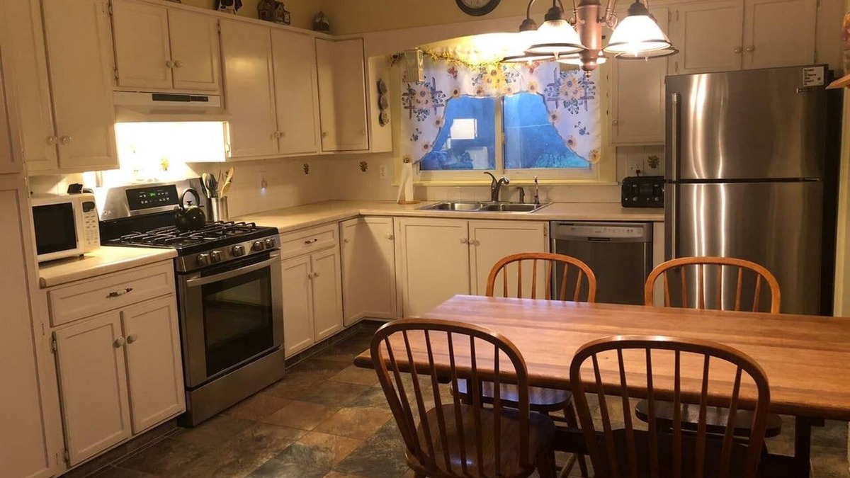 East Palmyra House | Gather HERE With Family & Friends! Private, cozy, fast WiFi