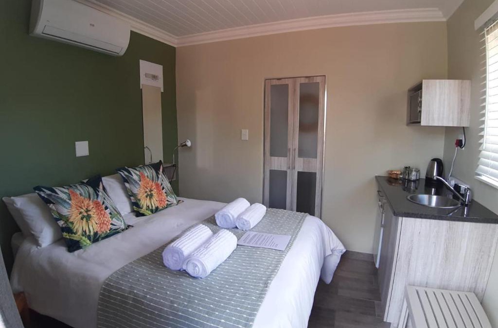 Fichardt Park Apartment | Gathering Guesthouse - Aloe room