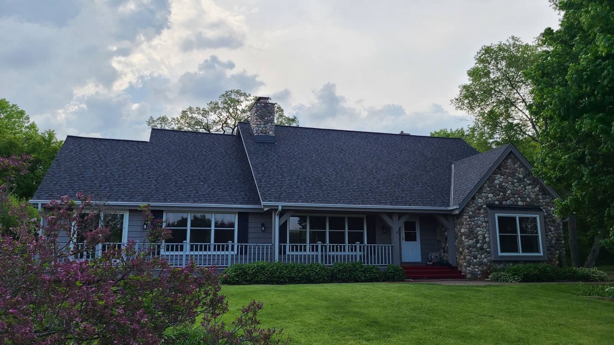 Mukwonago House | Gathering Table Retreat -Secluded farmhouse with pool & pond