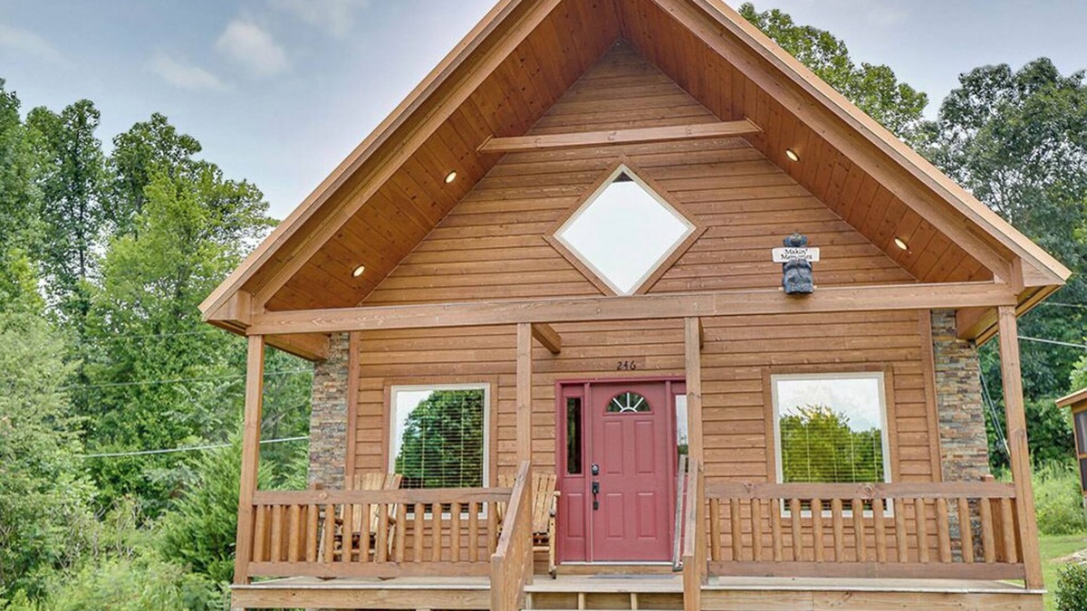 Pittman Center Cabin | Gatlinburg - Makin' Memories - 2 Bdrms.