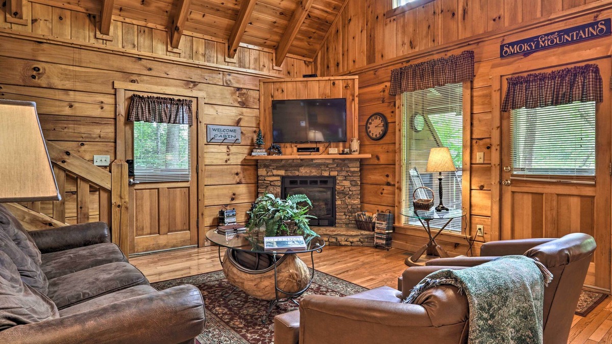 Gatlinburg Cabin | Gatlinburg Mountainside Escape w/Deck & Hot Tub!