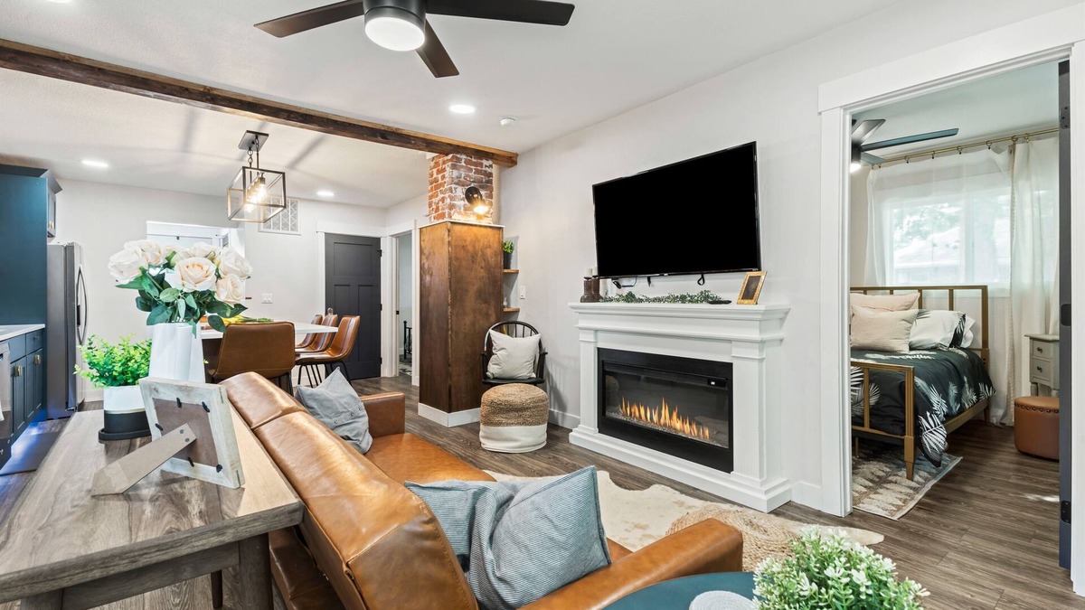 Caldwell House | Gatsby 2 Bedroom Historic Downtown | Golf Course