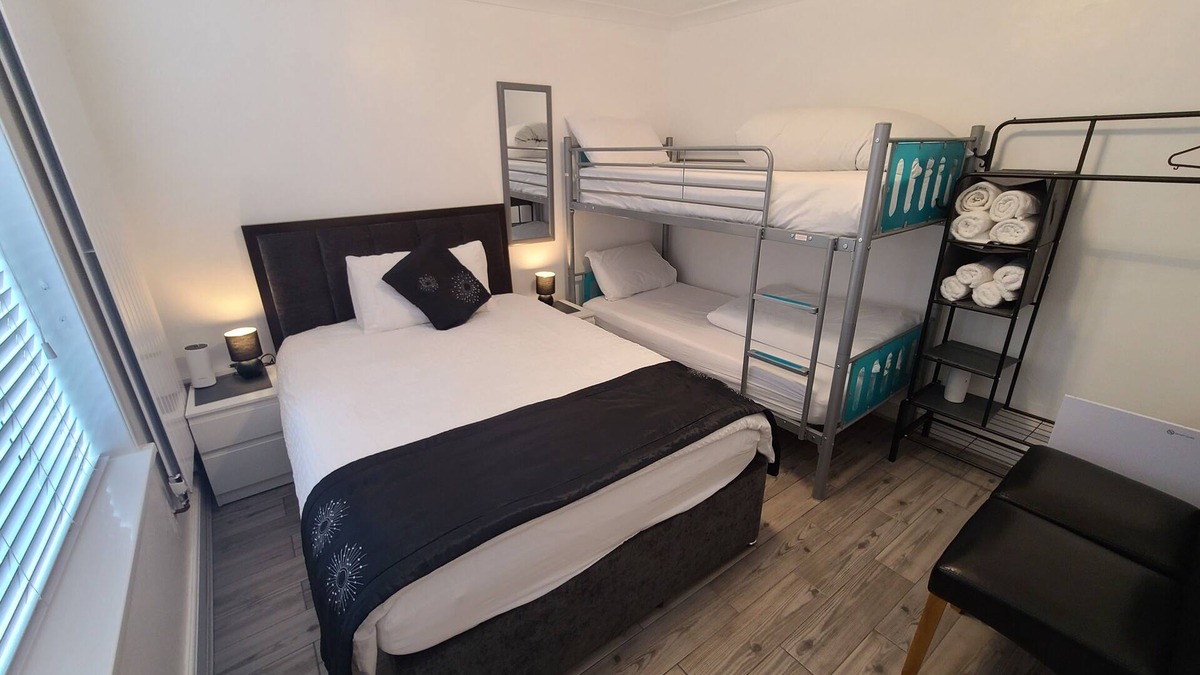 Crawley House | Gatwick Stay: Quick, Comfortable, and Convenient for Your Travels!.-15 guests.