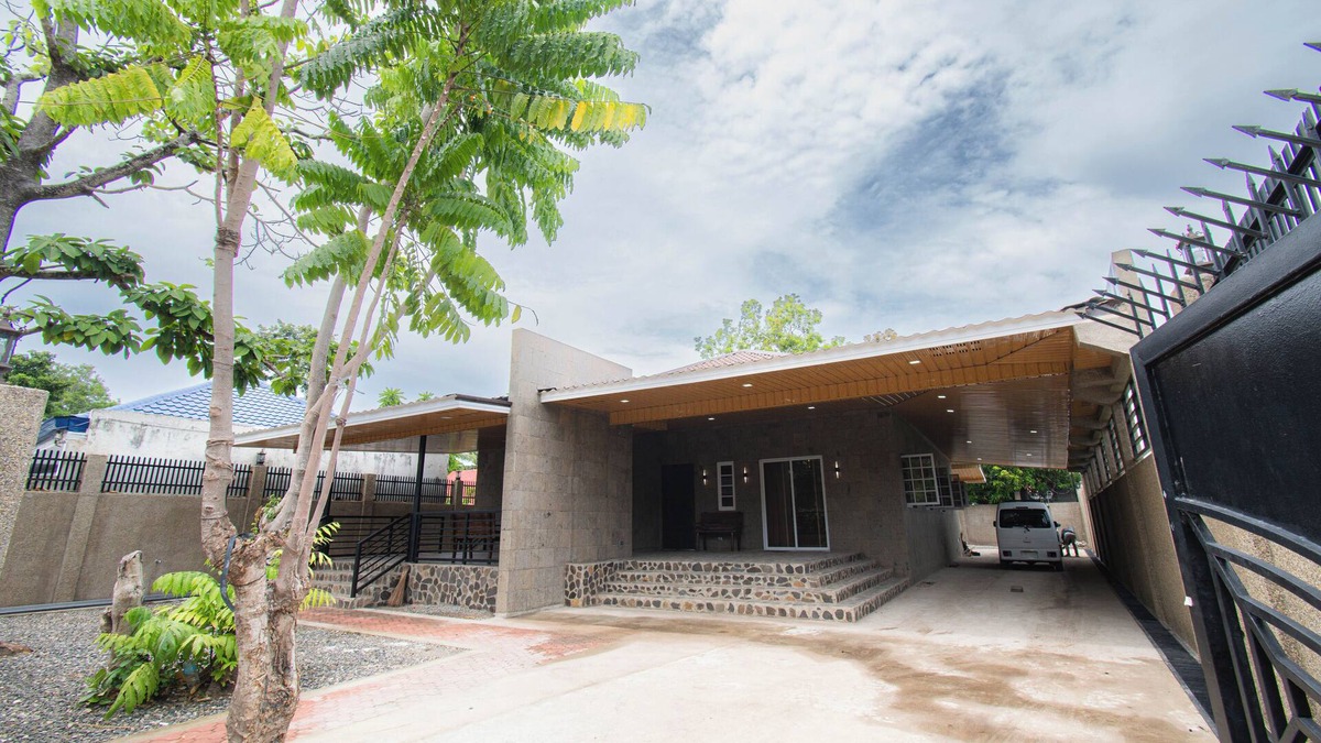 Dumaguete House | GAVs Abode: Your Spacious and Peaceful home in Duma