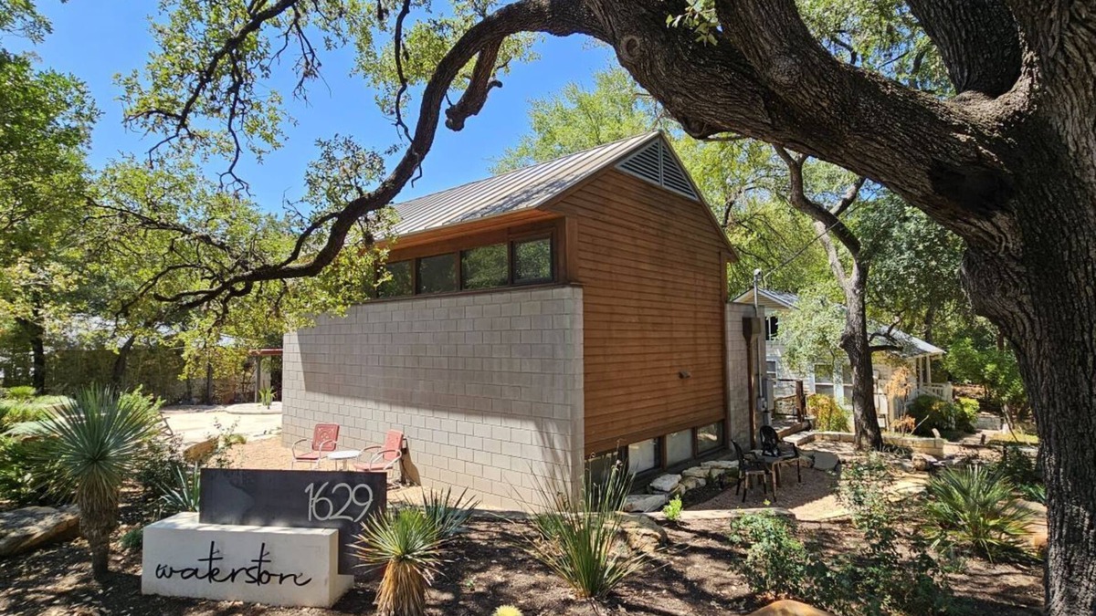Clarksville House | Gay Friendly Modern Guest House - Great Location - Pool and Hot Tub