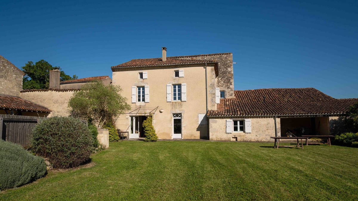 Gazaupouy House | Gazaupouy Côté Sud, enclosed garden and swimming pool overlooking the Gers and Pyrenees mountains