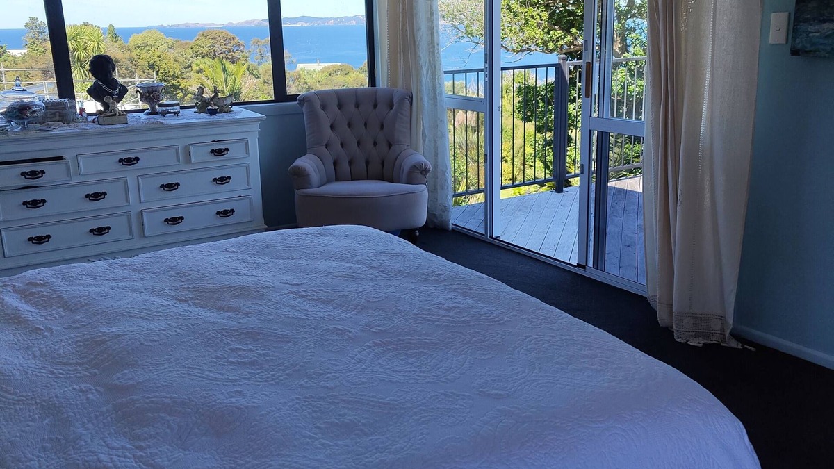 Tuateawa House | Gaze over the Pacific OceannListen to the birds. relax