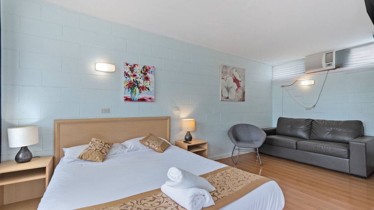 Strathmerton Hotel | Gazebo Motor Inn - Clean Motel Room near Murray River, Private Bathroom
