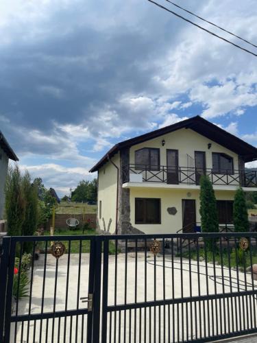 Likani House | GB cottages Tsemi