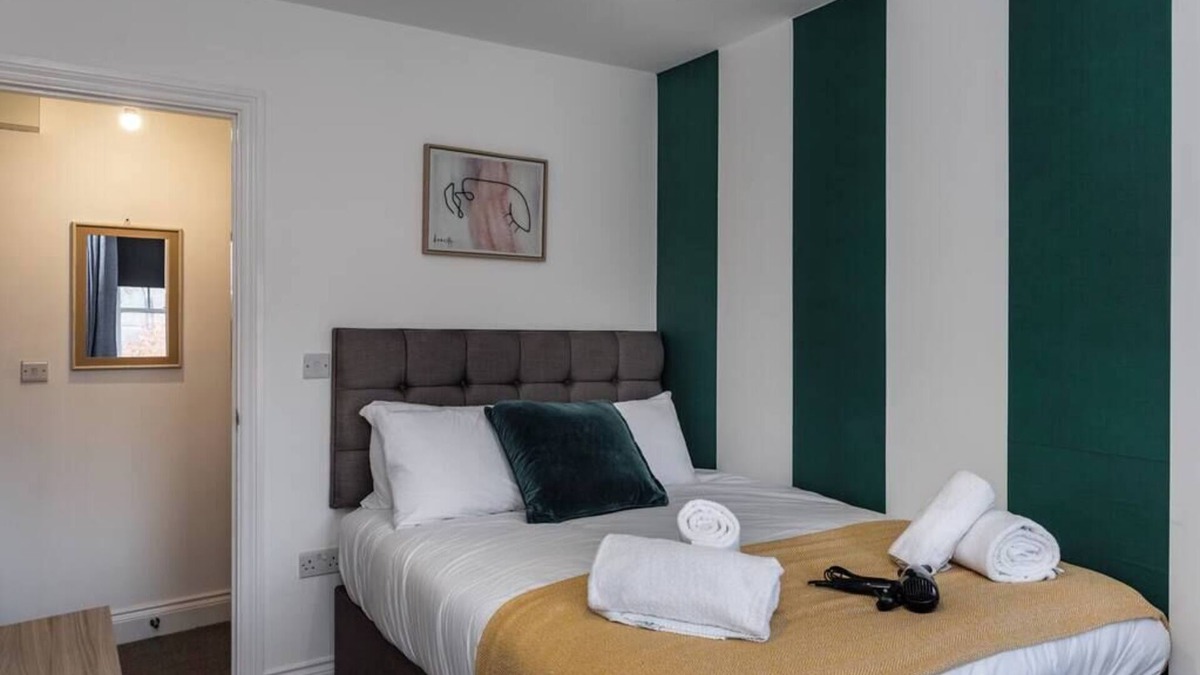Neath Apartment | Fully Equipped Kitchen, Double room