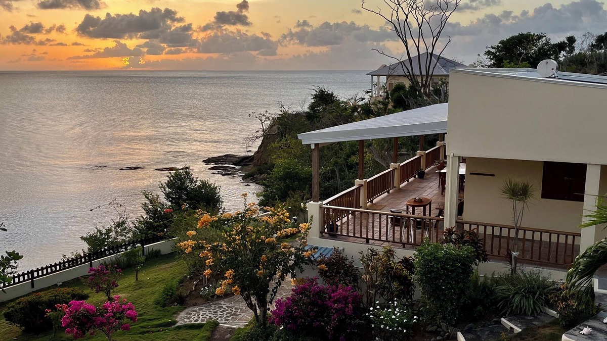Hillsborough Villa | Beachfront Villa Quiet Location Tropical Garden with private access to the beach