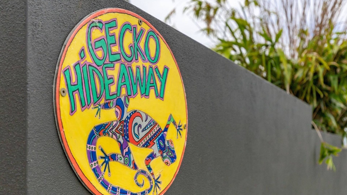 Smiths Lake House | Gecko Hideaway - unique glamping style holiday home