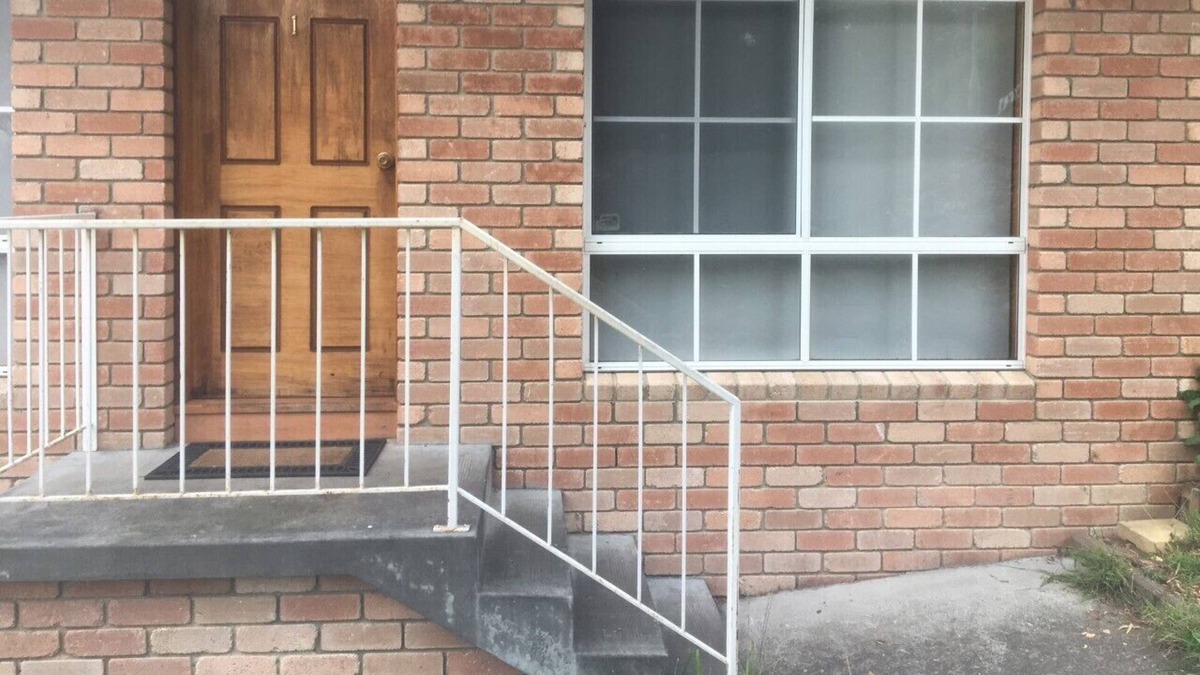 Geilston Bay House | Geilston Bay Townhouse clean and tidy and wonderful glass balcony