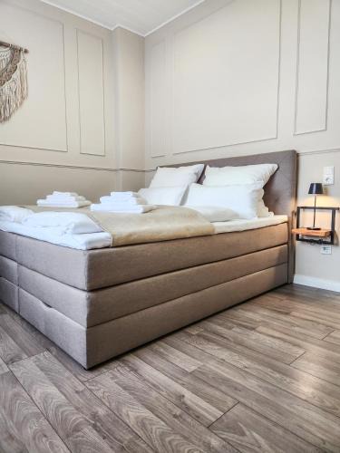 Luenen Apartment | GELI Homes L1 - 2x Zimmer, 2x Kingsize Bett, 1 bis 4 Personen, Parkplatz, TV, Wifi, top Küche, Kaffee, Tee